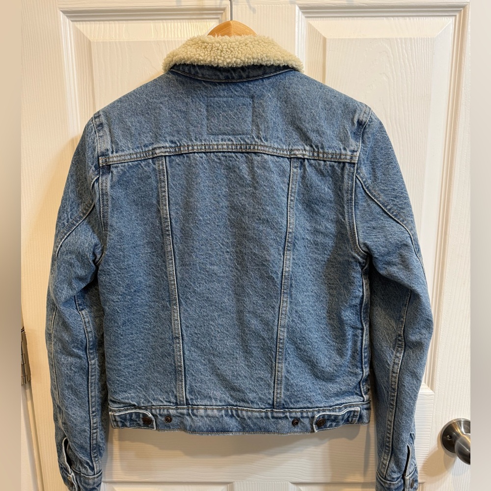 Levi's Denim Sherpa Trucker Jacket Size Small. NWOT - Picture 2 of 4
